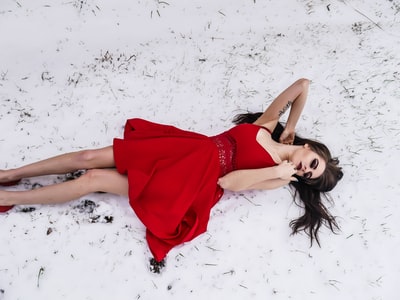 女人躺在雪
